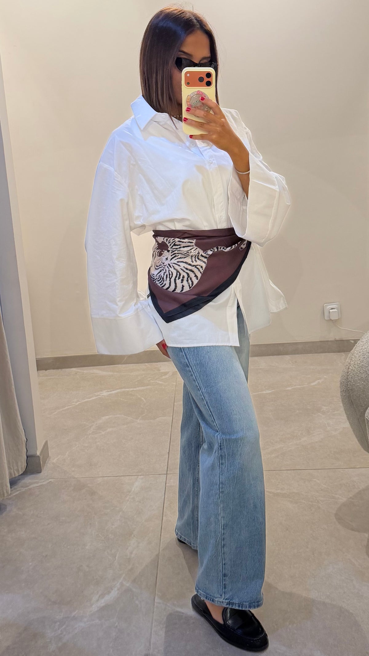 CHEMISE BLANCHE(sans le foulard)